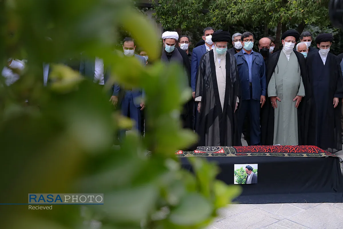 اقامه نماز توسط مقام معظم رهبری بر پیکر حجت&zwnj;&zwnj;&zwnj;الاسلام و المسلمین دعائی