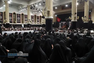 مراسم عزاداری شب عاشورای حسینی (علیه&zwnj;السلام) با حضور رهبر انقلاب