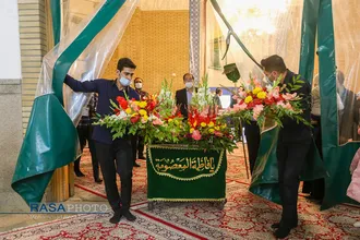 گل&zwnj;آرایی ضریح حرم مطهر در آستانه سالروز ورود حضرت معصومه (سلام الله علیها) به قم