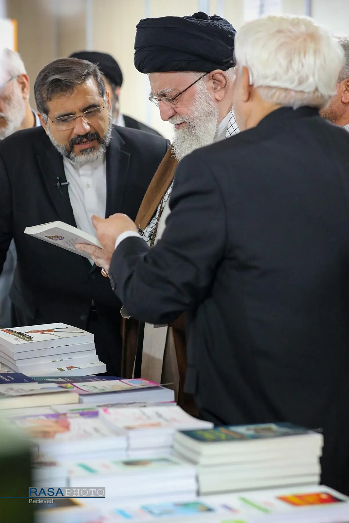 بازدید رهبر معظم انقلاب از سی و پنجمین نمایشگاه بین&zwnj;المللی کتاب تهران