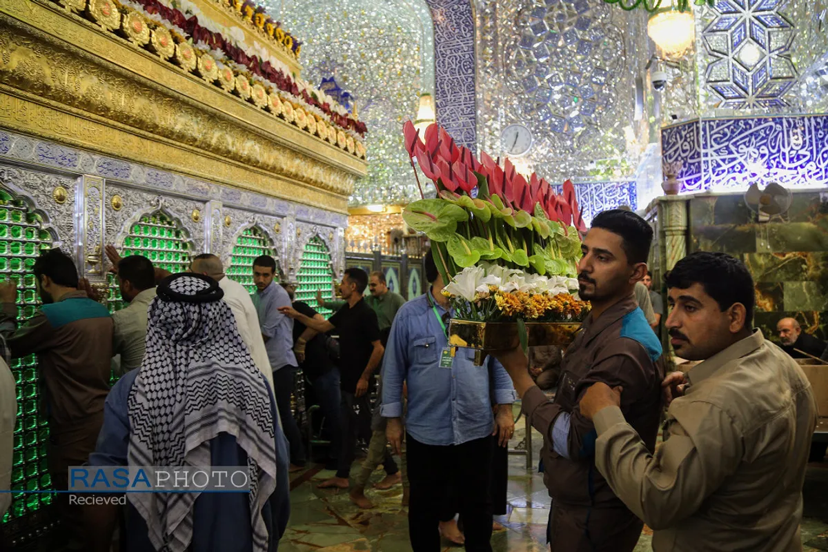 "گل آرایی ضریح مطهر حرم امام علی ع در آستانه عید بزرگ غدیر"