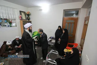 دیدار و تکریم خانواده شهدا با حضور جمعی از طلاب در بیرجند&lrm;
