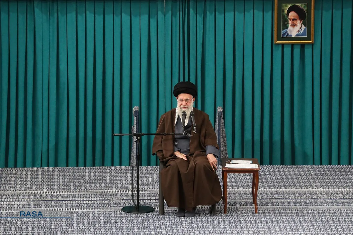 دیدار جمعی از رأی اولی&zwnj;ها و خانواده&zwnj;های شهدا با رهبر انقلاب