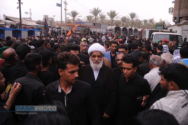 حضور آیت الله کعبی عضو مجلس خبرگان رهبری در میان زائران حسینی در کربلا