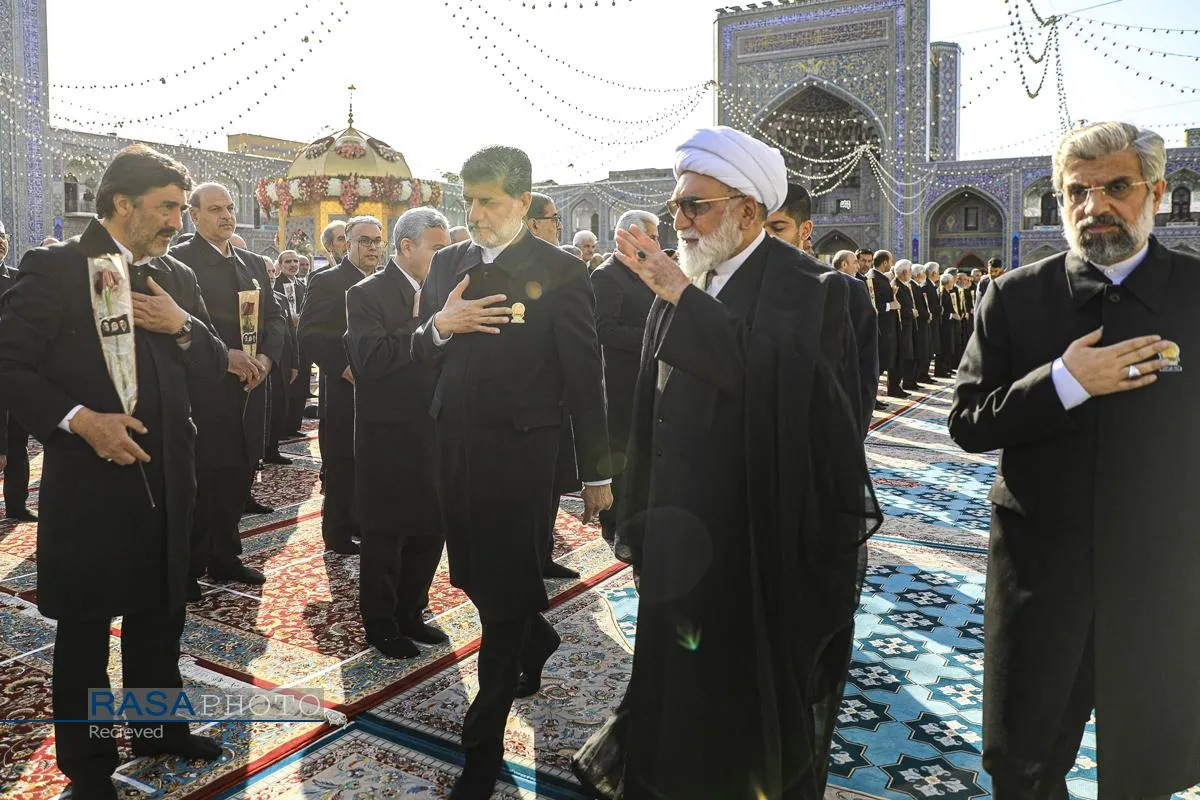 آیین تعویض پرچم گنبد منور رضوی در روز میلاد حضرت امام رضا (علیه&zwnj;السلام)