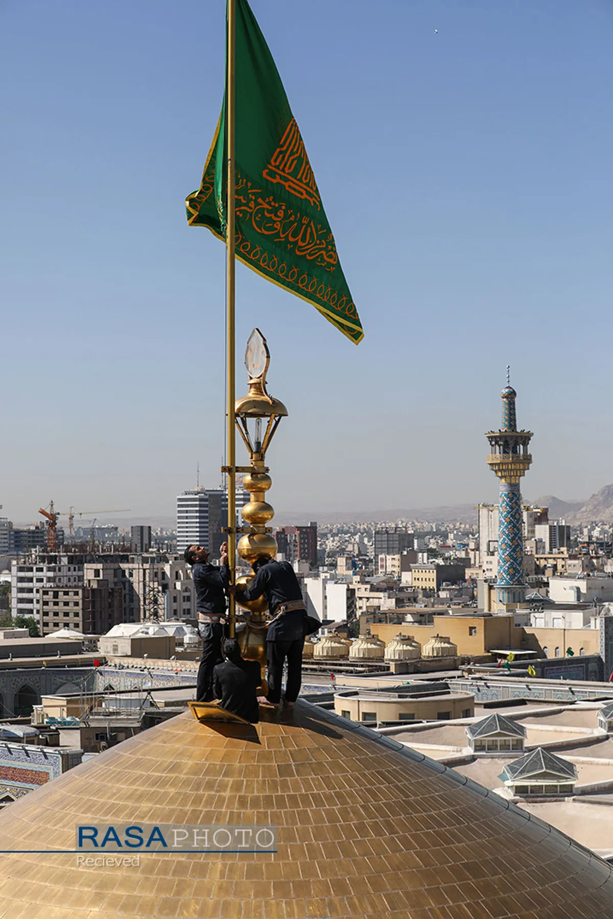آیین تعویض پرچم گنبد منور رضوی در روز میلاد امام رضا(علیه&zwnj;السلام)
