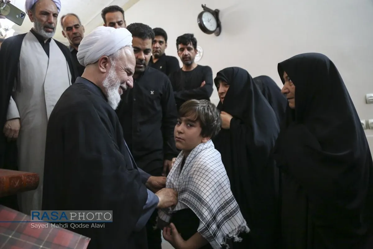 حضور آیت الله محمدی عراقی در منزل سردار شهید اسماعیل شاکری