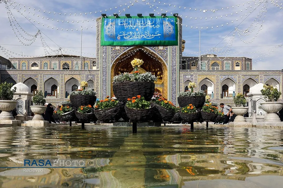 تعویض گل&zwnj;های ضریح و آماده سازی حرم مطهر رضوی در آستانه میلاد حضرت جواد الائمه (علیه السلام)