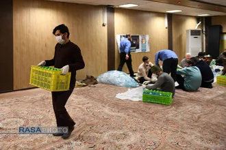 تهیه و توزیع مواد ضد عفونی کننده توسط جوانان طلبه و بسیجی