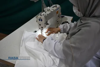 کارگاه تولید البسه بیمارستانی (کاورال) توسط بانوان قرارگاه تداوم جهاد
