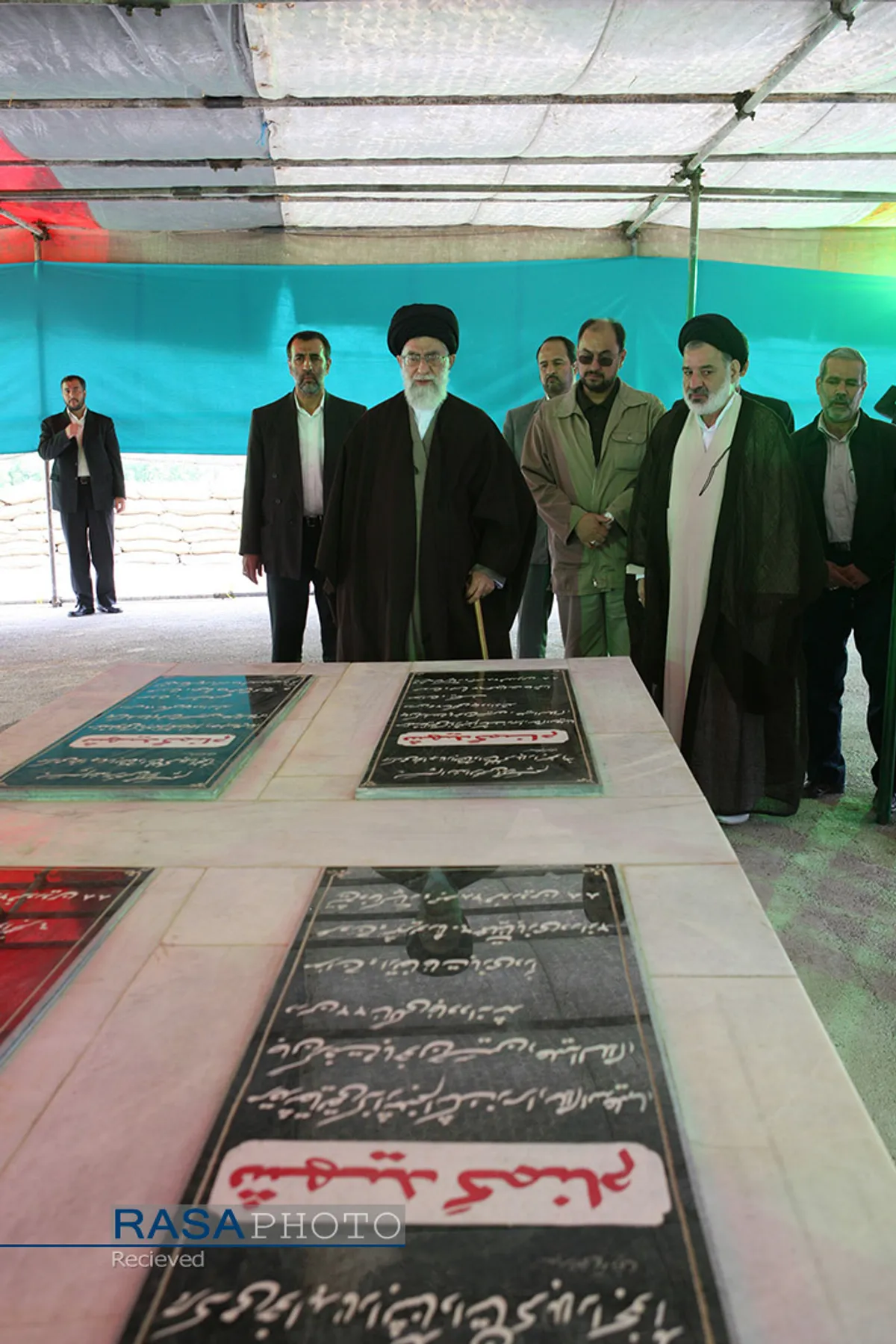 بازنشر | حضور رهبر انقلاب در گلزار شهدای مریوان در سال ۱۳۸۸