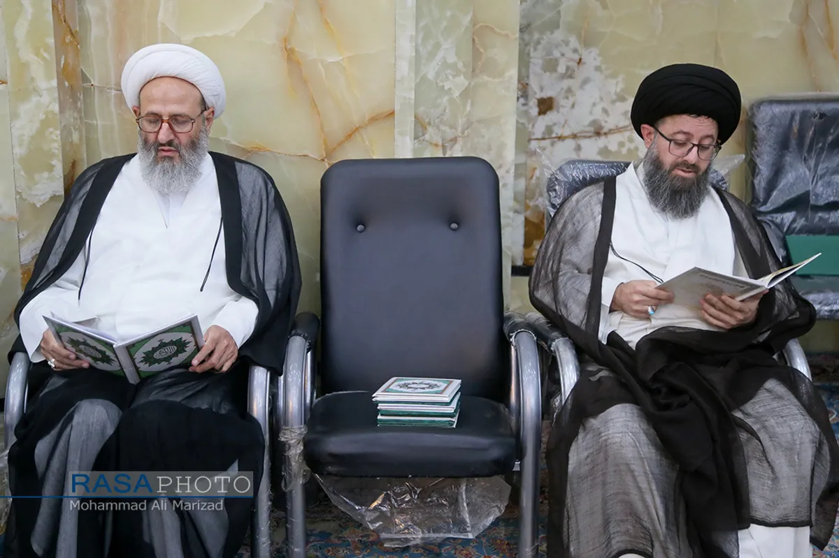 سمت راست حجت الاسلام والمسلمین سید ابوالقاسم فقیهی و سمت چپ آیت الله محسن فقیهی | مراسم بزرگداشت امام جمعه شهید کازرون حجت الاسلام والمسلمین خرسند