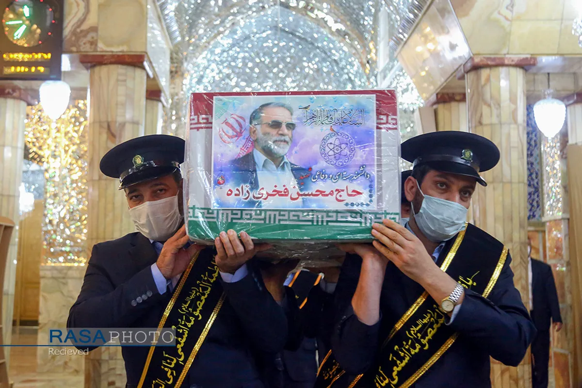 طواف و وداع با پیکر شهید محسن فخری&zwnj;زاده در حرم مطهر حضرت معصومه (س)