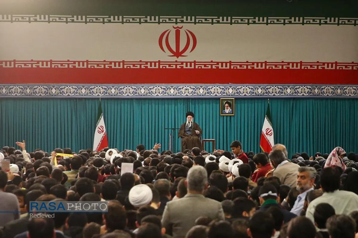 دیدار جمعی از رأی اولی&zwnj;ها و خانواده&zwnj;های شهدا با رهبر انقلاب
