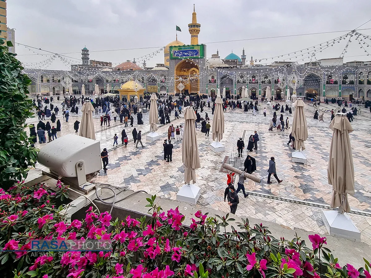 گل&zwnj;آرایی بخش هایی از صحن حرم مطهر رضوی