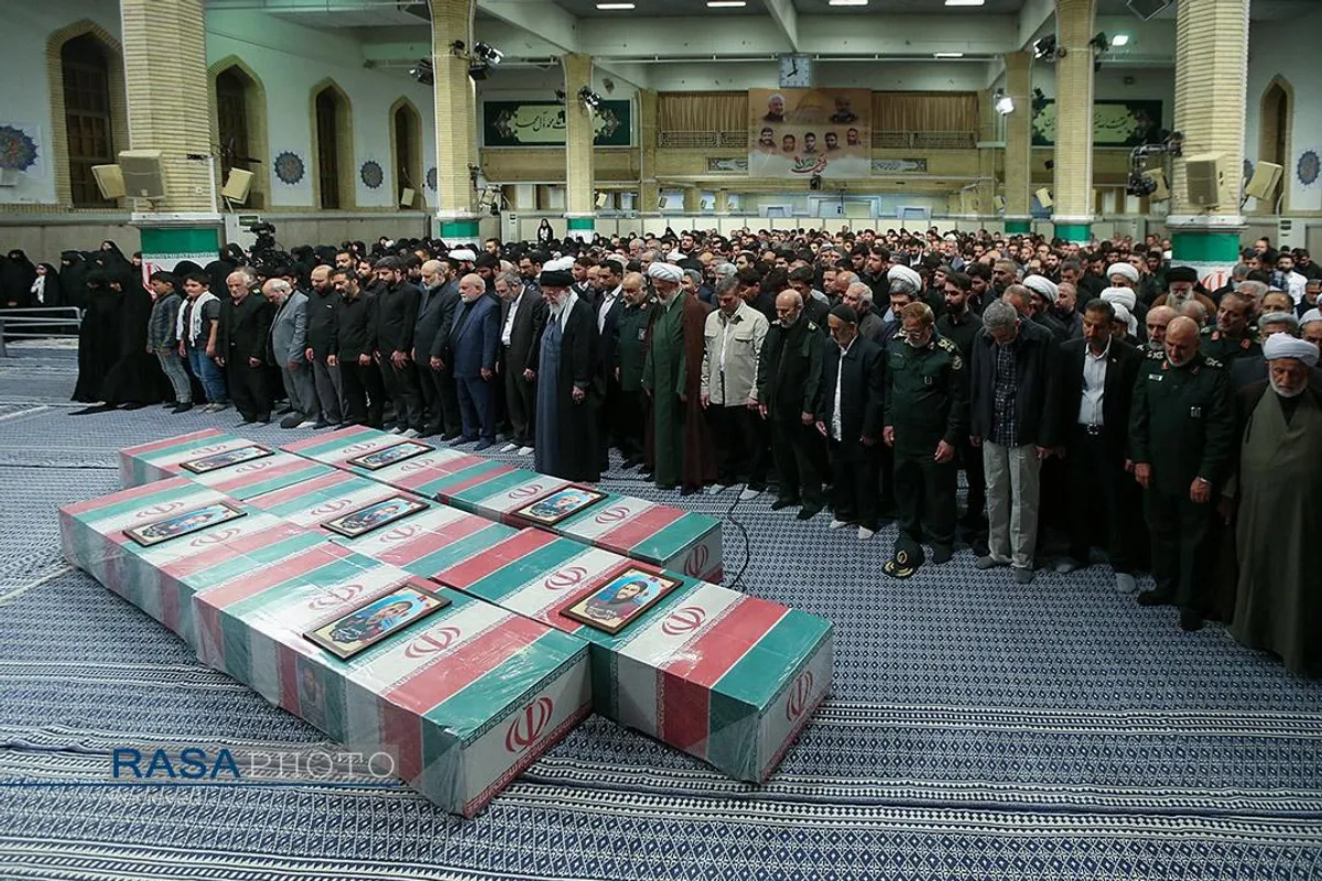 اقامه نماز توسط مقام معظم رهبری بر پیکر هفت شهید راه قدس