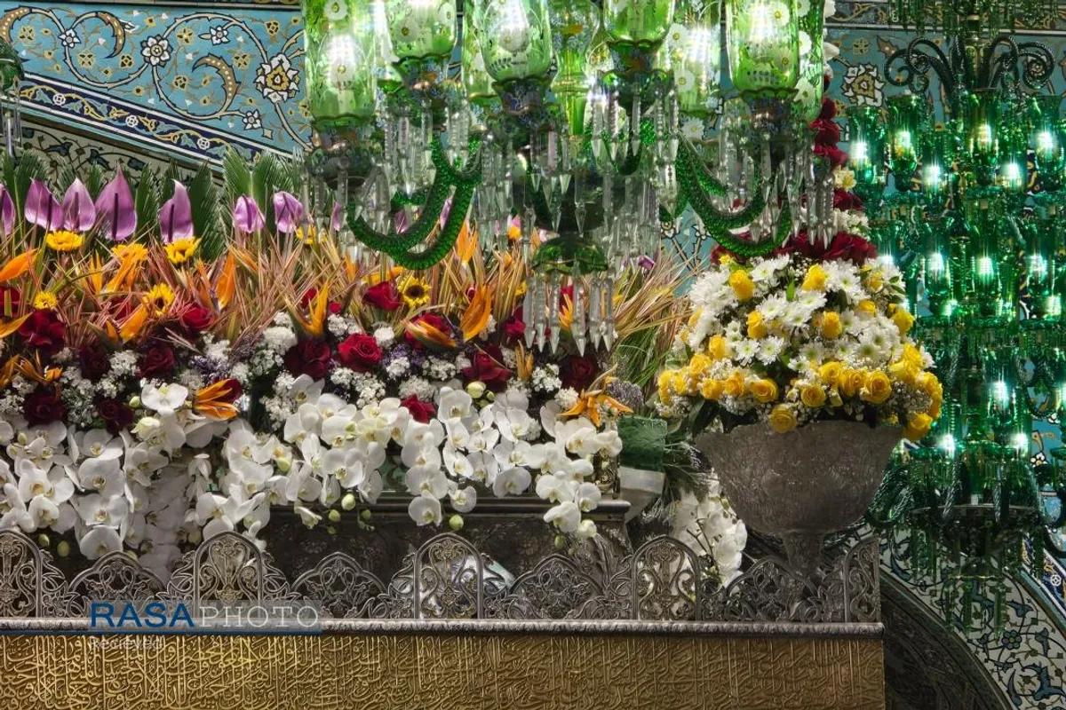گل&zwnj;آرایی ضریج مطهر حضرت امام رضا (علیه&zwnj;السلام) در شب نیمه شعبان