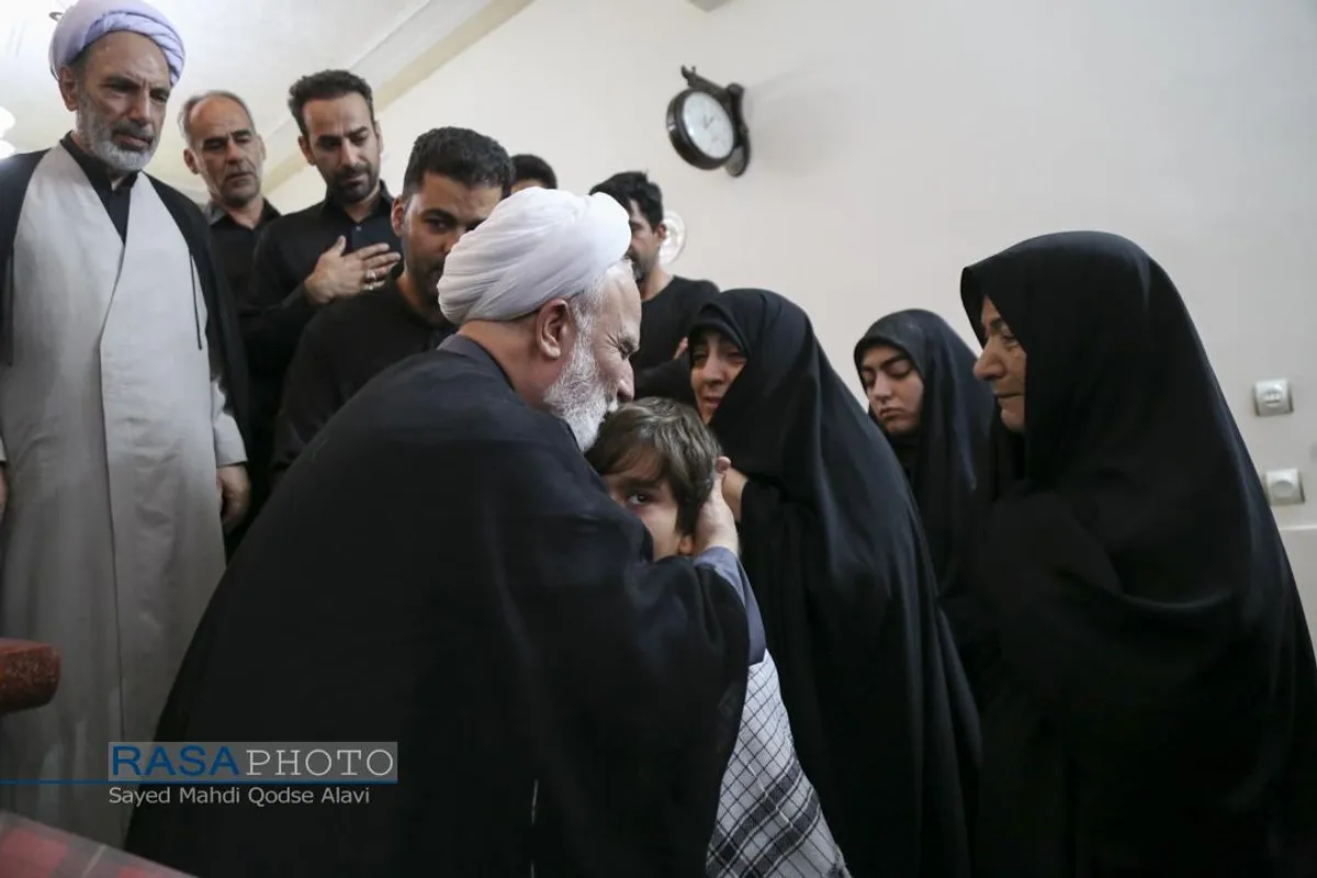 حضور آیت الله محمدی عراقی در منزل سردار شهید اسماعیل شاکری