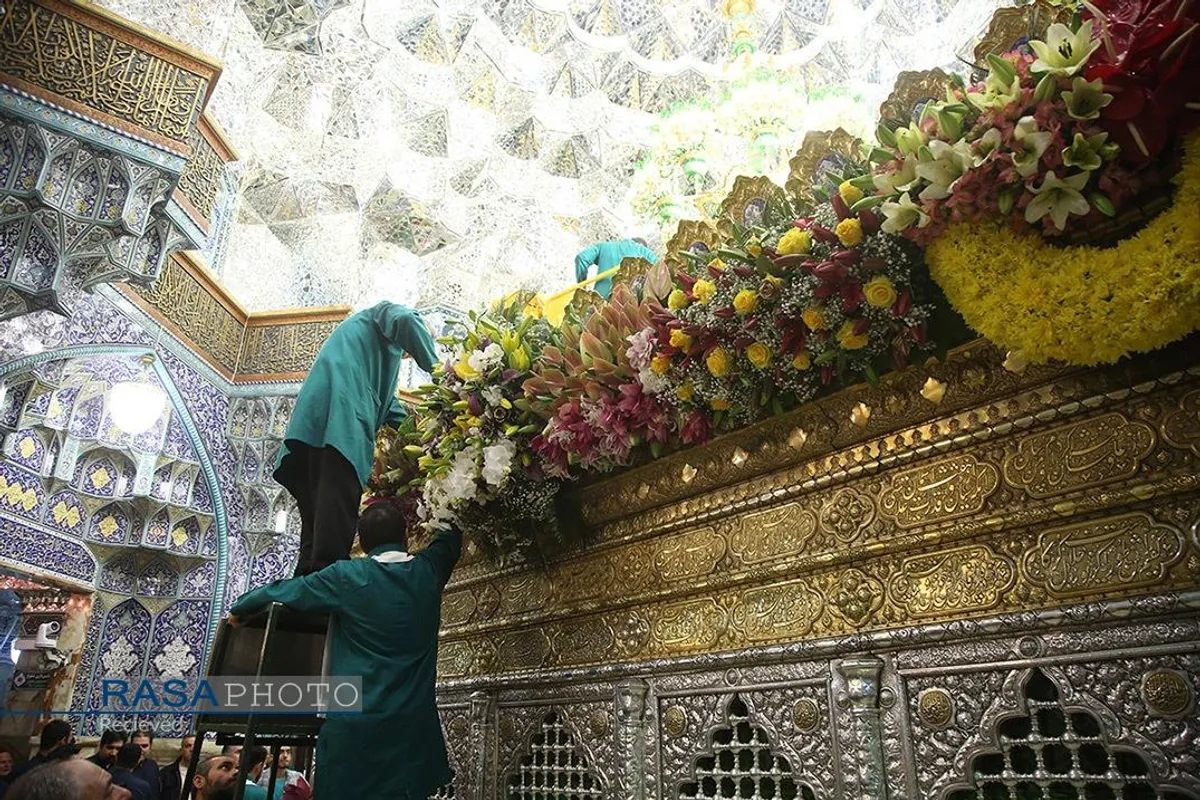 آیین گل آرایی ضریح مطهر کریمه اهل&zwnj;بیت(س) به مناسبت دهه کرامت
