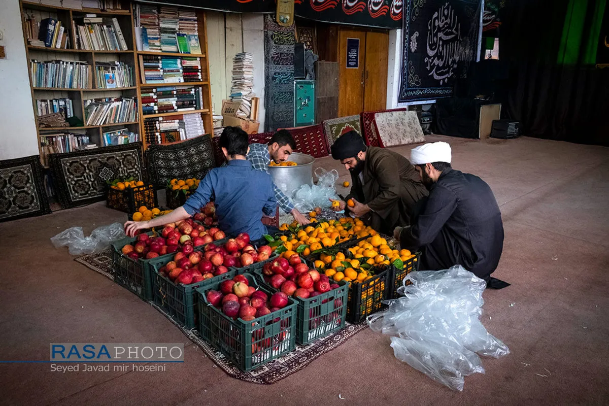 تقسیم شادی های شب یلدا با محرومان