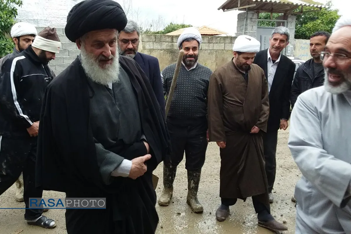 آیت الله توکل نماینده مردم مازندران در مجلس خبرگان رهبری، حجت الاسلام حسن روحانی امام جمعه بابل، حجت الاسلام شکریان رئیس سازمان تبلیغات اسلامی با حضور در مناطق سیل زده مازندران از روند امداد رسانی به سیل زدگان بازدید کردند.