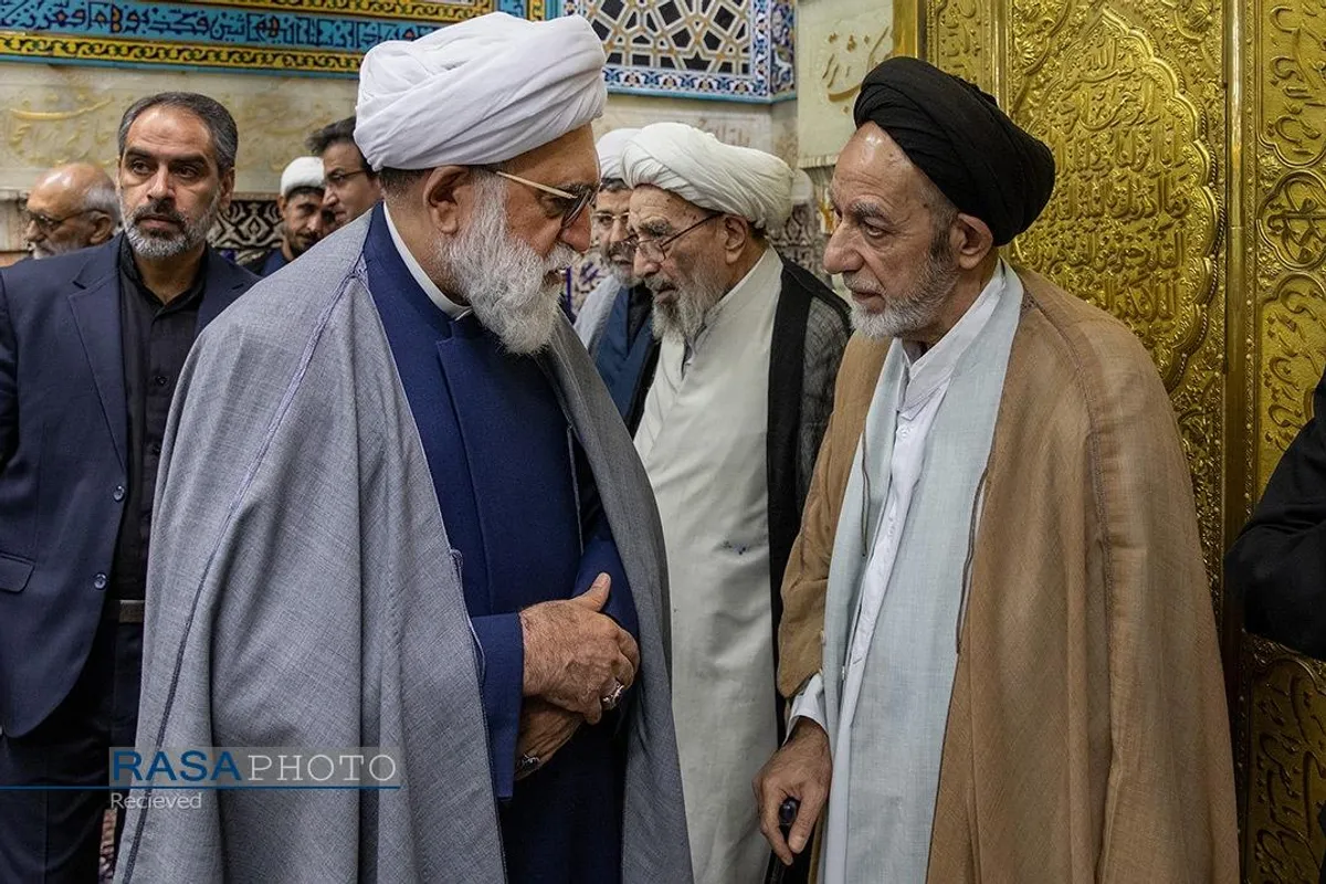 غبارروبی ضریح مطهر رضوی در آستانه دهه &laquo;ولایت و امامت&raquo;