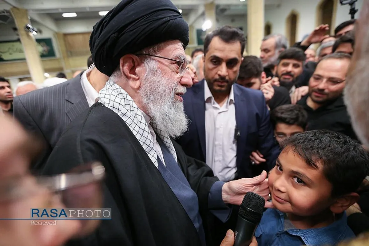 اقامه نماز توسط مقام معظم رهبری بر پیکر هفت شهید راه قدس