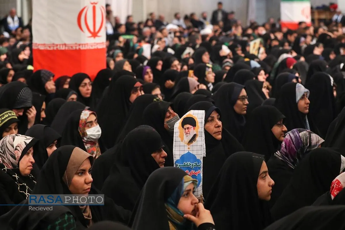 دیدار جمعی از رأی اولی&zwnj;ها و خانواده&zwnj;های شهدا با رهبر انقلاب