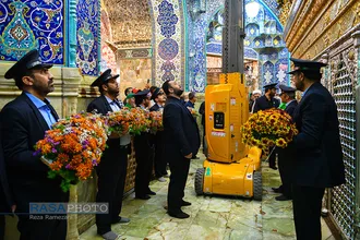 گل&zwnj;آرایی ضریح مطهر حضرت معصومه (س) در شب میلاد امام رضا (علیه السلام)