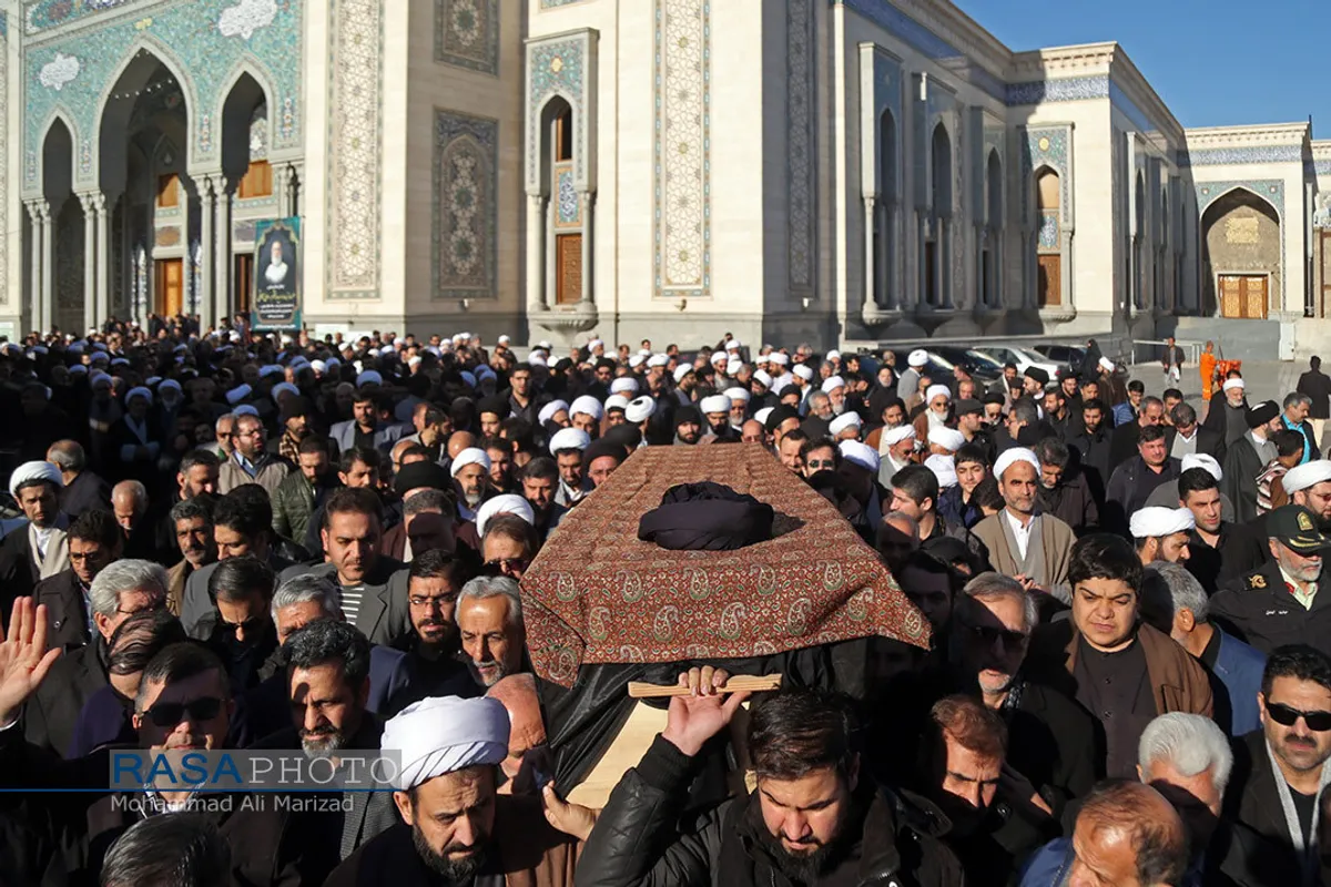 تشییع پیکر آیت الله سید هاشم رسولی محلاتی با حضور علما و روحانیان و مردم انقلابی قم