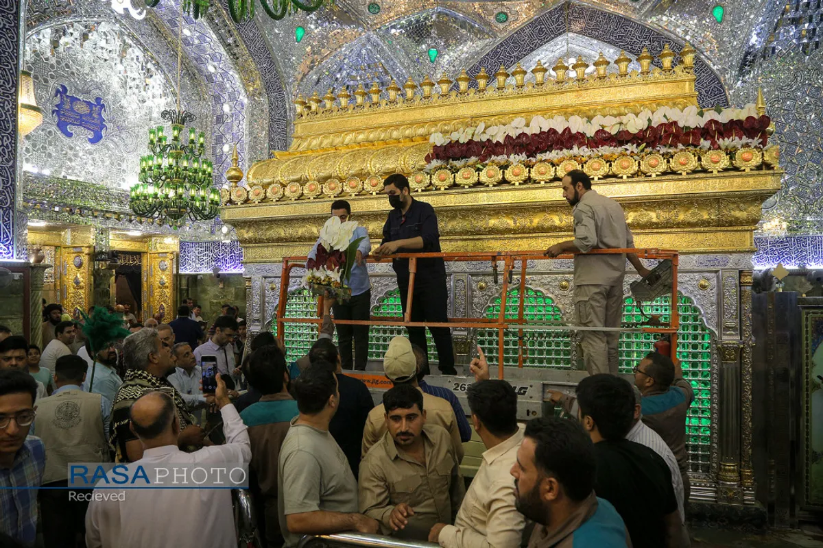 "گل آرایی ضریح مطهر حرم امام علی ع در آستانه عید بزرگ غدیر"