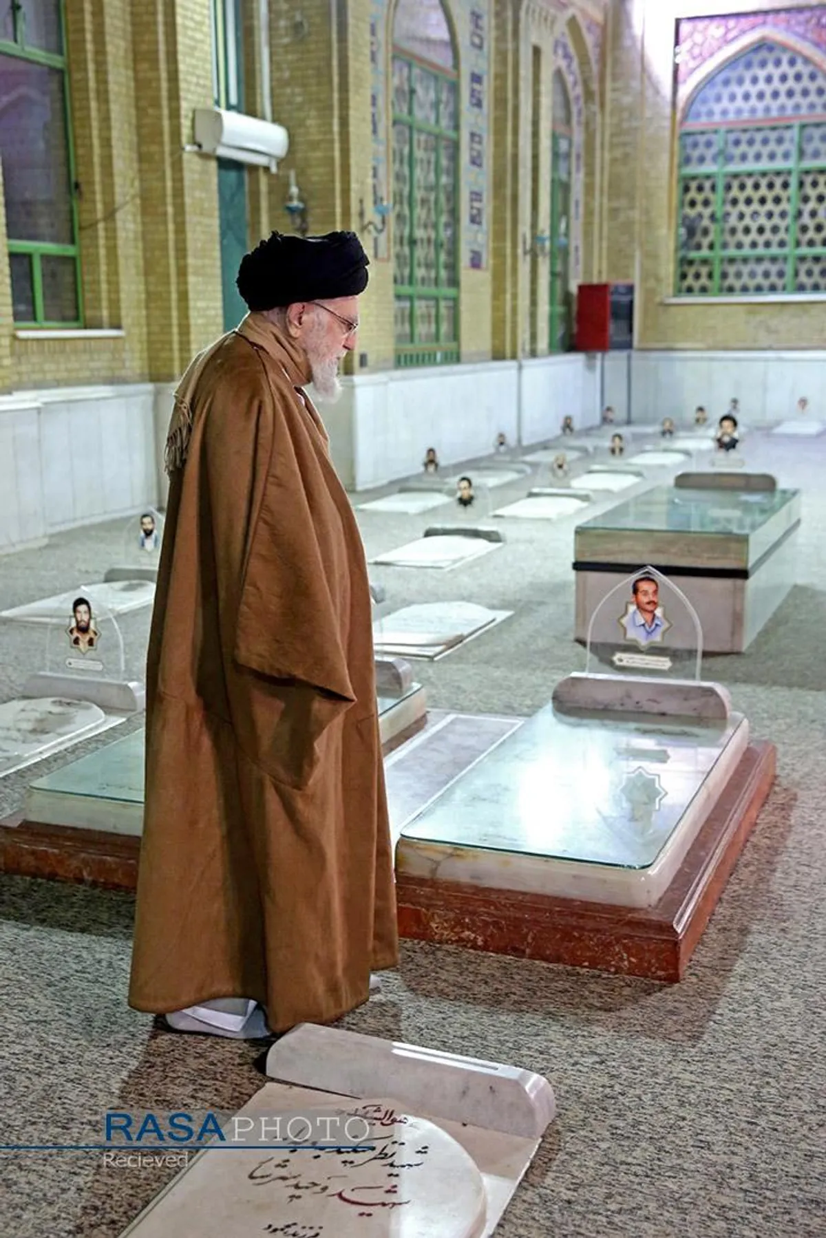 حضور مقام معظم رهبری در مرقد مطهر امام راحل (ره) و گلزار شهدای بهشت زهرا (سلام&zwnj;الله&zwnj;علیها)