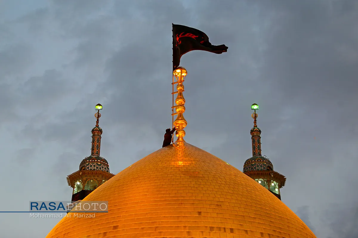 آیین تعویض پرچم گنبد حرم حضرت معصومه (سلام الله علیها) در شب اول محرم | عکس&zwnj;های منتخب خبرگزاری رسا از عزاداری دهه اول محرم ۱۳۹۸
