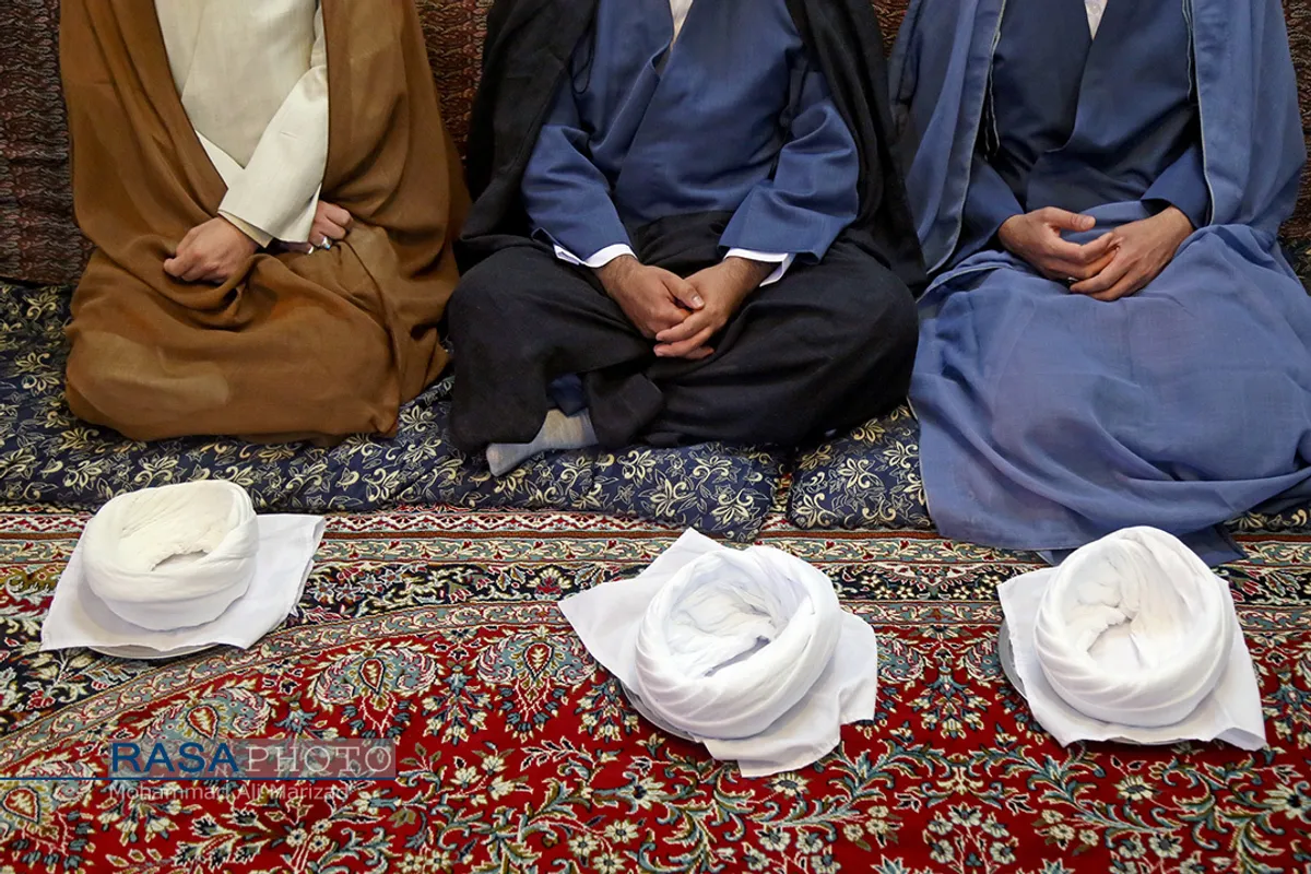 عمامه گذاری جمعی از طلاب حوزه علمیه قم در روز نیمه شعبان