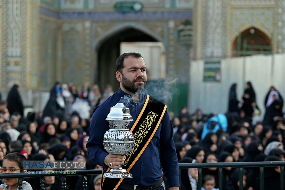آیین تعویض پرچم گنبد حرم حضرت معصومه (سلام الله علیها) در شب اول محرم