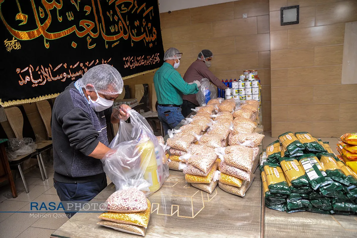 هیئتی&zwnj;ها در میدان مبارزه با کرونا | بسته بندی و توزیع مواد غذایی و بهداشتی برای خانواده های نیازمندان مبتلا به کرونا توسط هیئت کف العباس (ع) قم