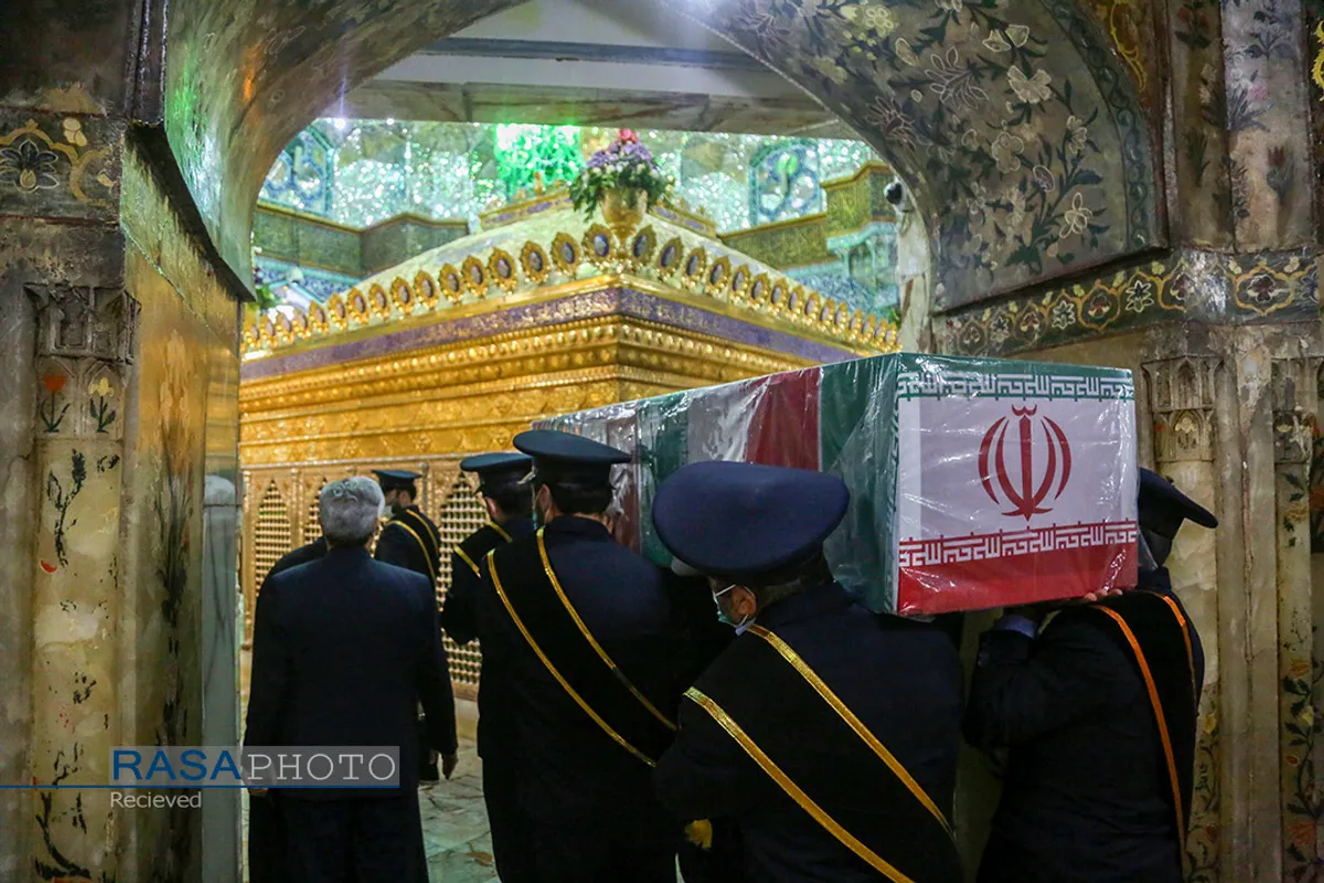 طواف و وداع با پیکر شهید محسن فخری&zwnj;زاده در حرم مطهر حضرت معصومه (س)