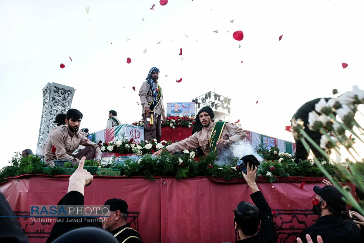 وداع با پیکر شهدا مدافع حرم در میدان امام حسین (ع) تهران