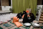 بسته بندی مواد غذایی برای نیازمندان توسط بانوان طلبه غیر ایرانی