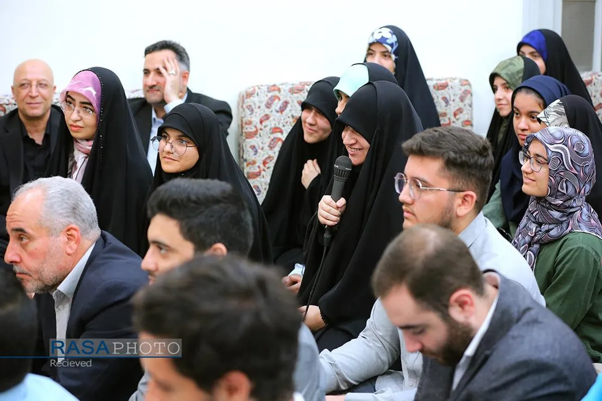 دیدار جمعی از مدال&zwnj;آوران المپیادهای علمی با رهبر معظم انقلاب