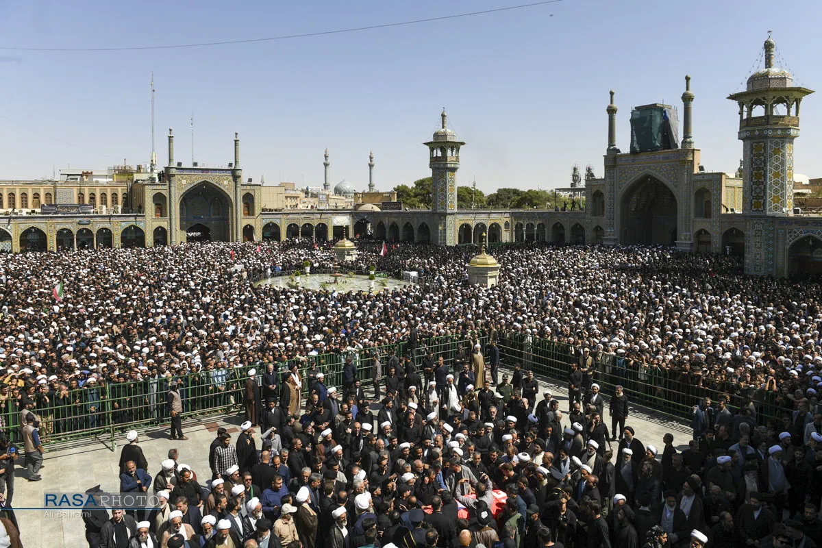 تشییع پیکر حضرت آیت الله شبیری زنجانی در قم - ۲
