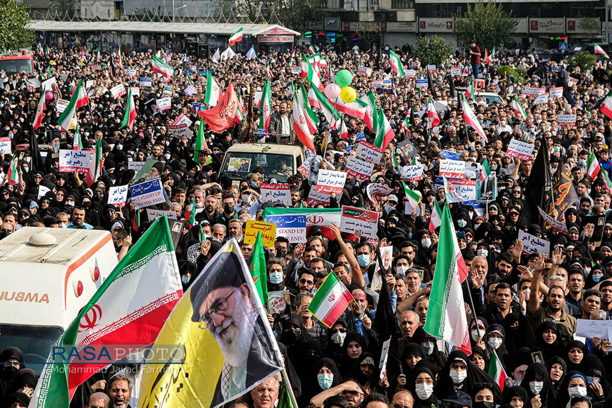 راهپیمایی مردم تهران در محکومیت حادثه تروریستی حرم شاهچراغ