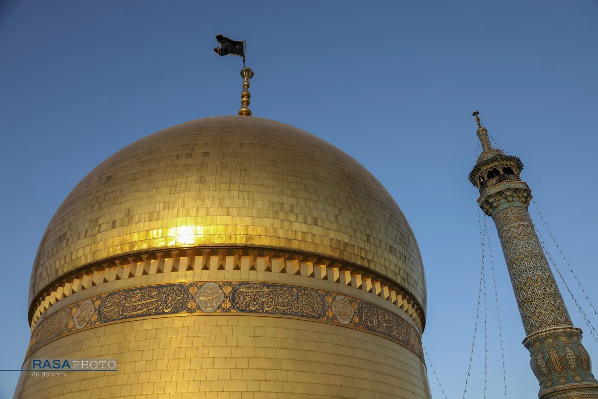اهتزاز پرچم عزای حضرت فاطمه معصومه (سلام&zwnj;الله&zwnj;علیها) در حرم مطهر
