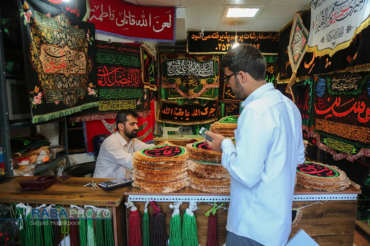 بازار پر رونق پرچم و کتیبه ماه عزاداری حضرت اباعبد الله الحسین (ع)