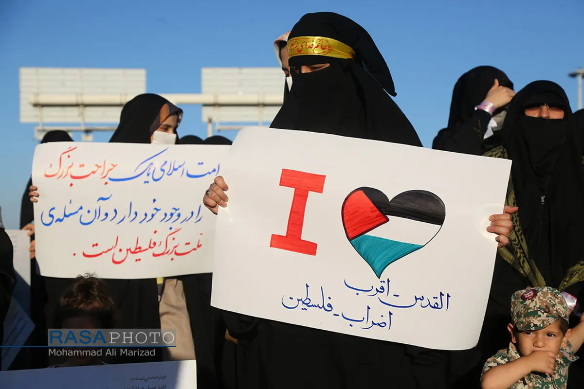 تجمع جمعی از دانشجویان و طلاب در حمایت از مردم مظلوم فلسطین درفرودگاه امام