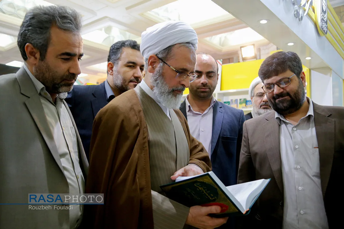 بازدید آیت الله اعرافی مدیر حوزه&zwnj;های علمیه از نمایشگاه بین المللی کتاب
