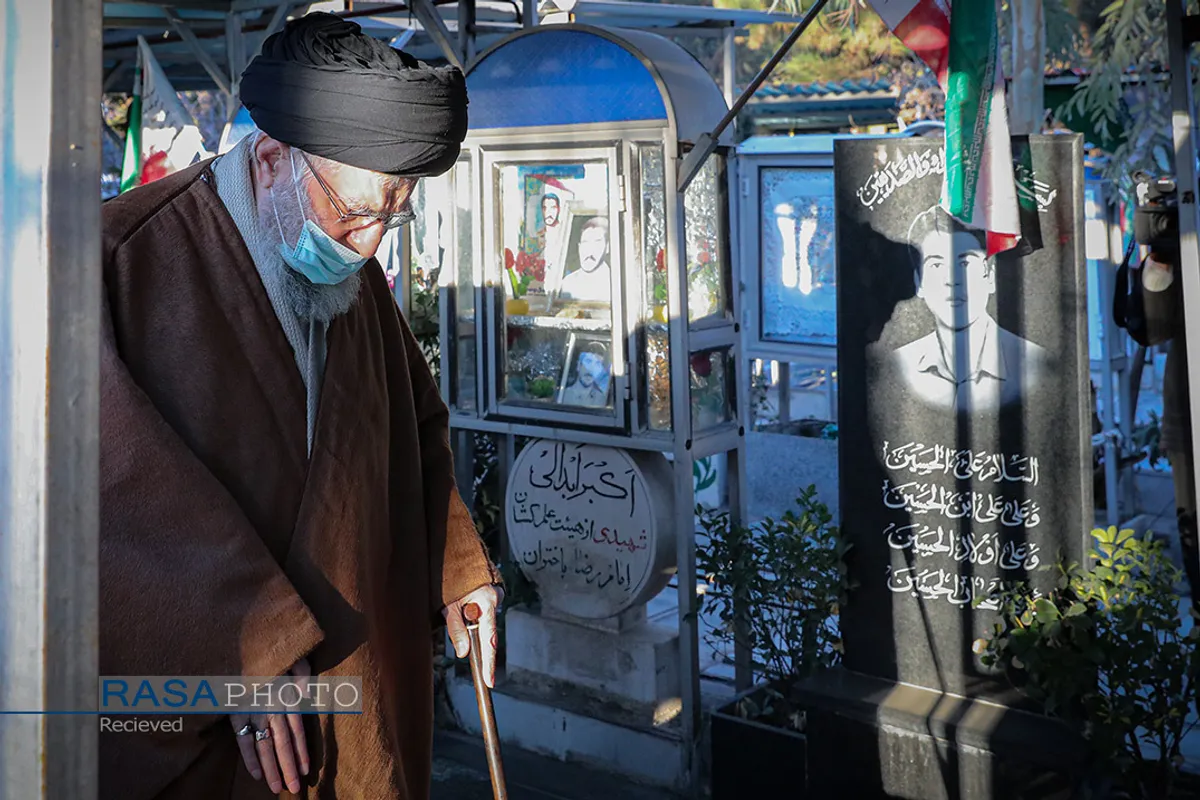 حضور مقام معظم رهبری در مرقد مطهر امام خمینی (ره) و گلزار شهیدان