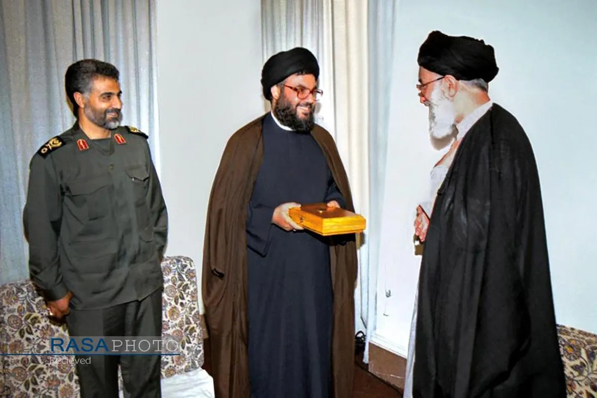 مجموعه&zwnj;ای از عکس&zwnj;های سردار شهید حاج قاسم سلیمانی در کنار رهبر معظم انقلاب