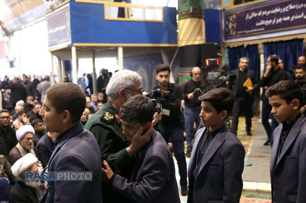 اقامه نماز توسط رهبر معظم انقلاب بر پیکر شهدای خدمت