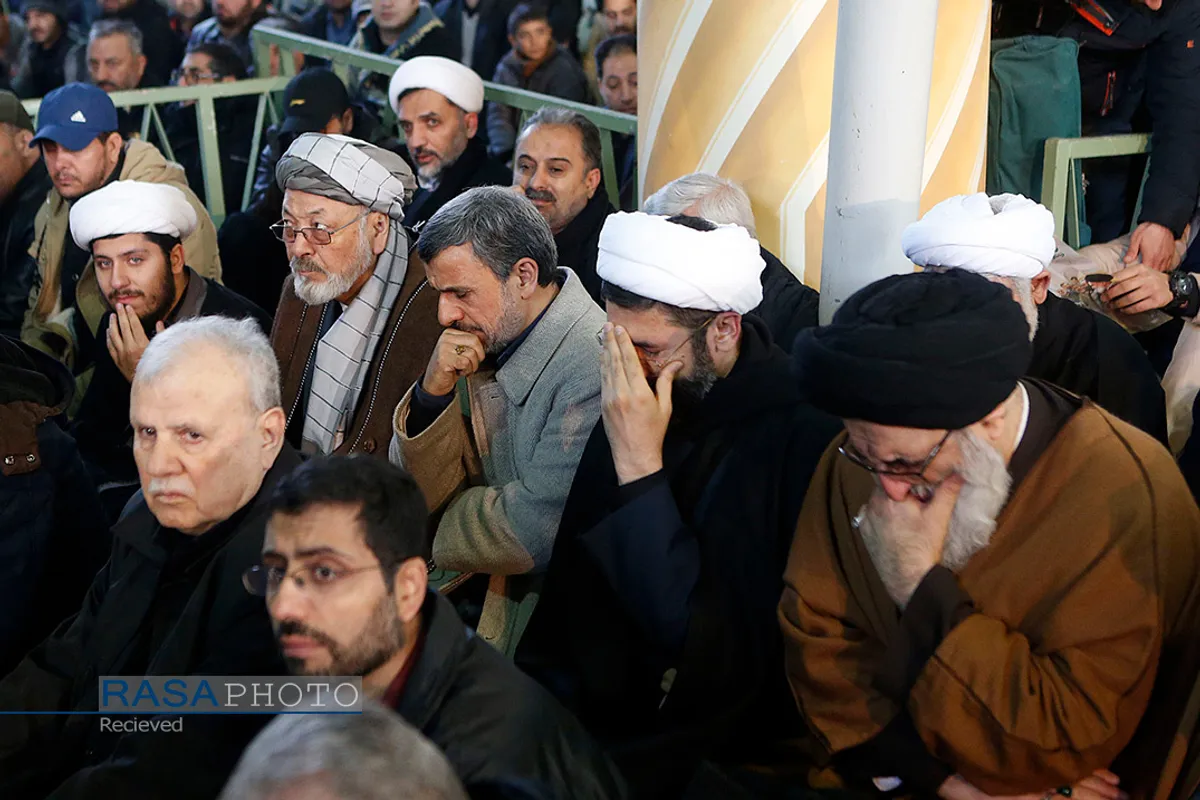 اقامه نماز توسط مقام معظم رهبری بر پیکر سپهبد شهید حاج قاسم سلیمانی و یارانش